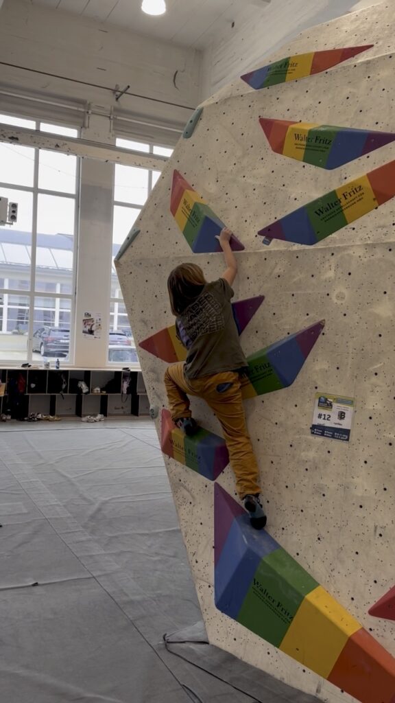 Eine Boulderhalle mit Regenbogen-Volumen