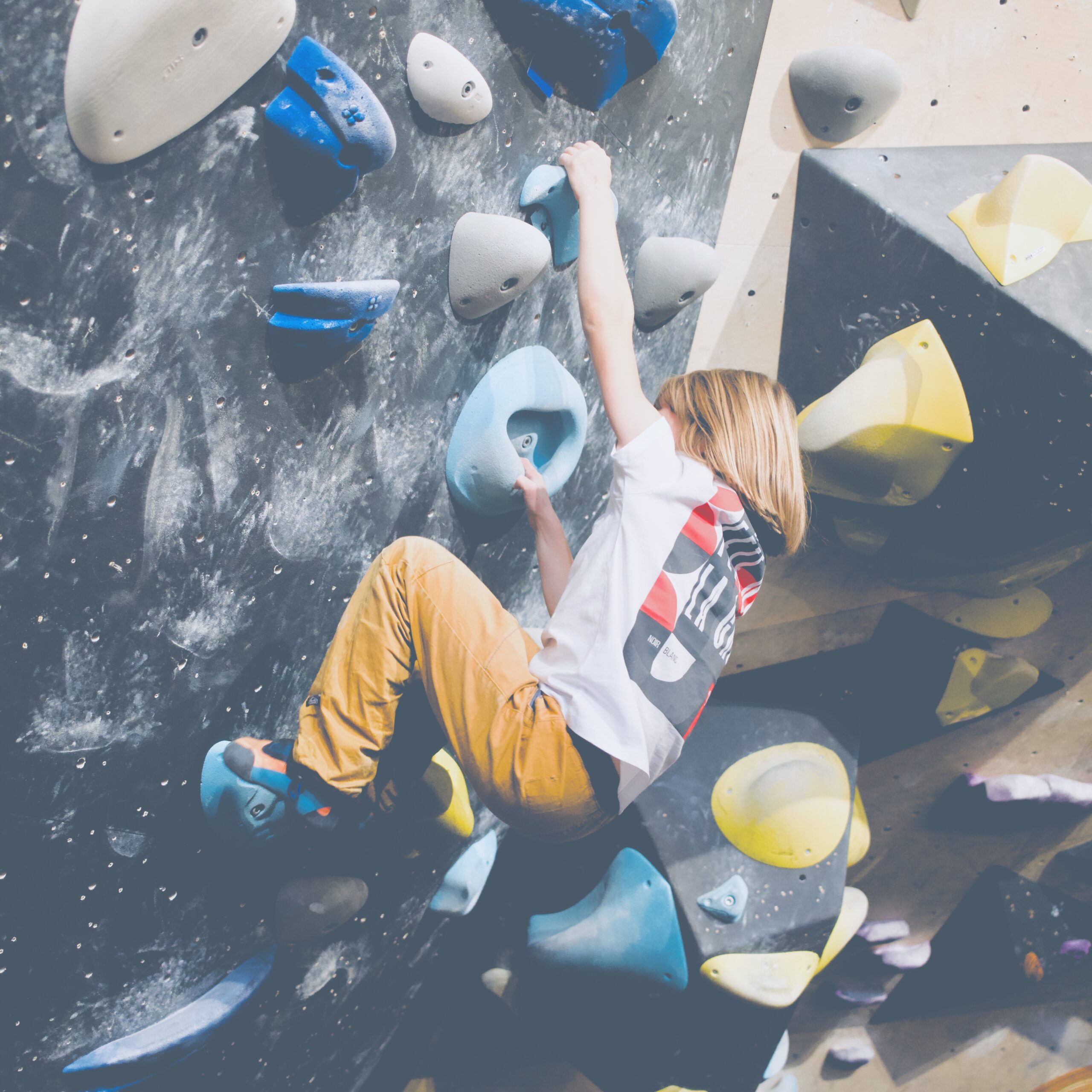 Gretel beim Bouldern an einem Überhang in einer Boulderhalle