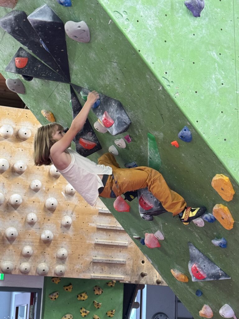 Ich liebe Überhänge beim Bouldern