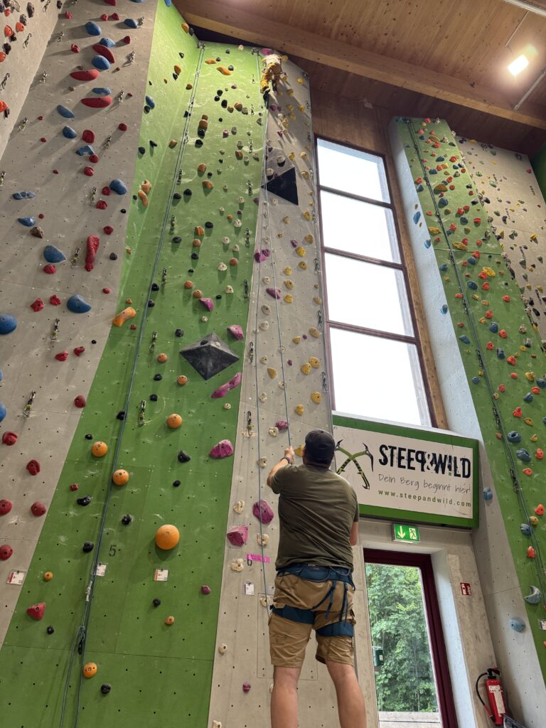 Die Kletterhalle mussten wir natürlich gleich ausprobieren