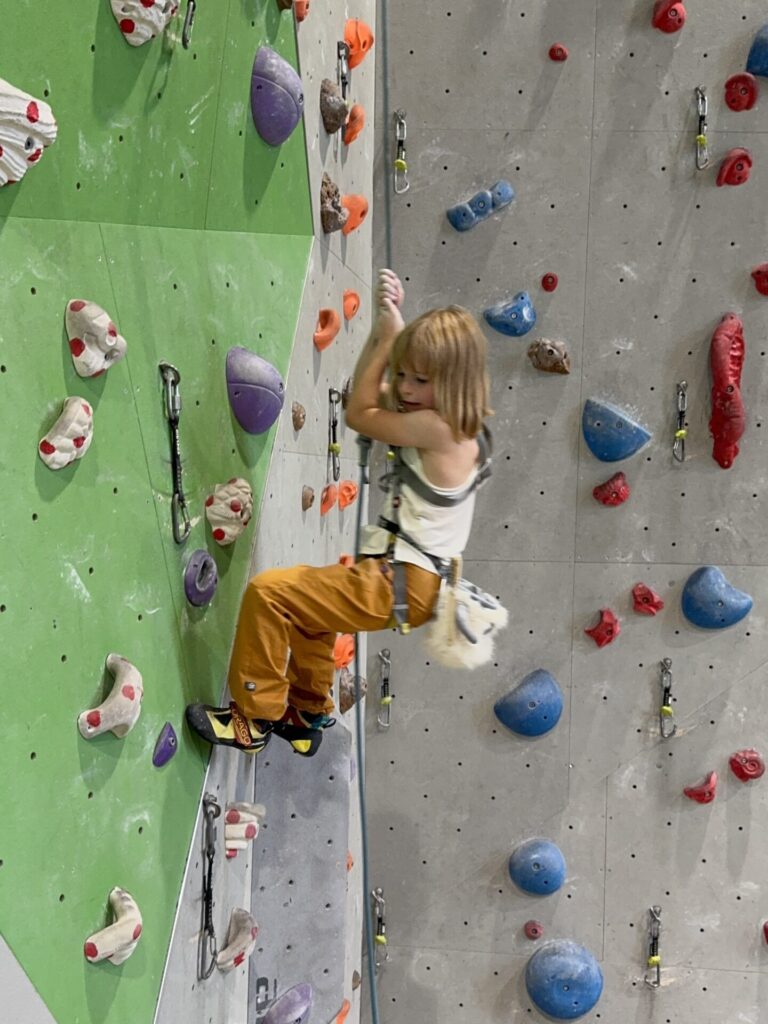 Vom Bistro aus hat man einen guten Blick auf die Kletteranlage