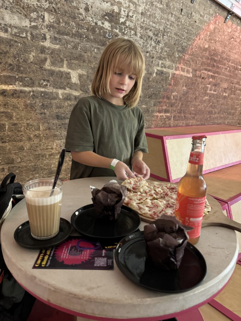 Stärken im Bistro bei Pizza und Muffins im Weinkeller