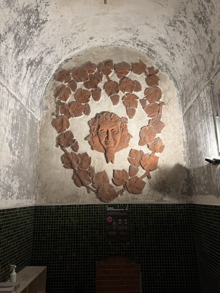 An manchen Stellen kommt die Geschichte der Boulderhalle durch, Der Weinkeller ist entdeckt