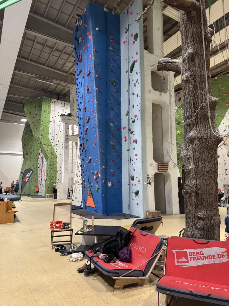 Tolle Kletterinseln verteilt in der Halle