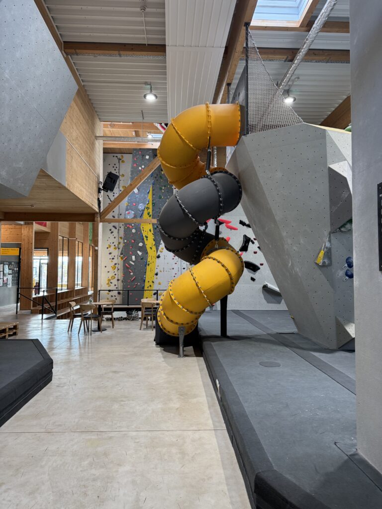 Kinderbereich in der Boulderhalle, ideal zum Bouldern mit Kindern