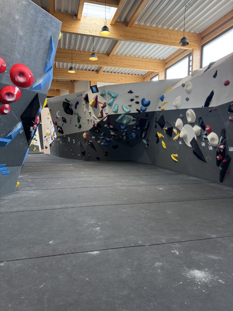 Erwachsenenbereich der Boulder- und Kletterhalle Weimar