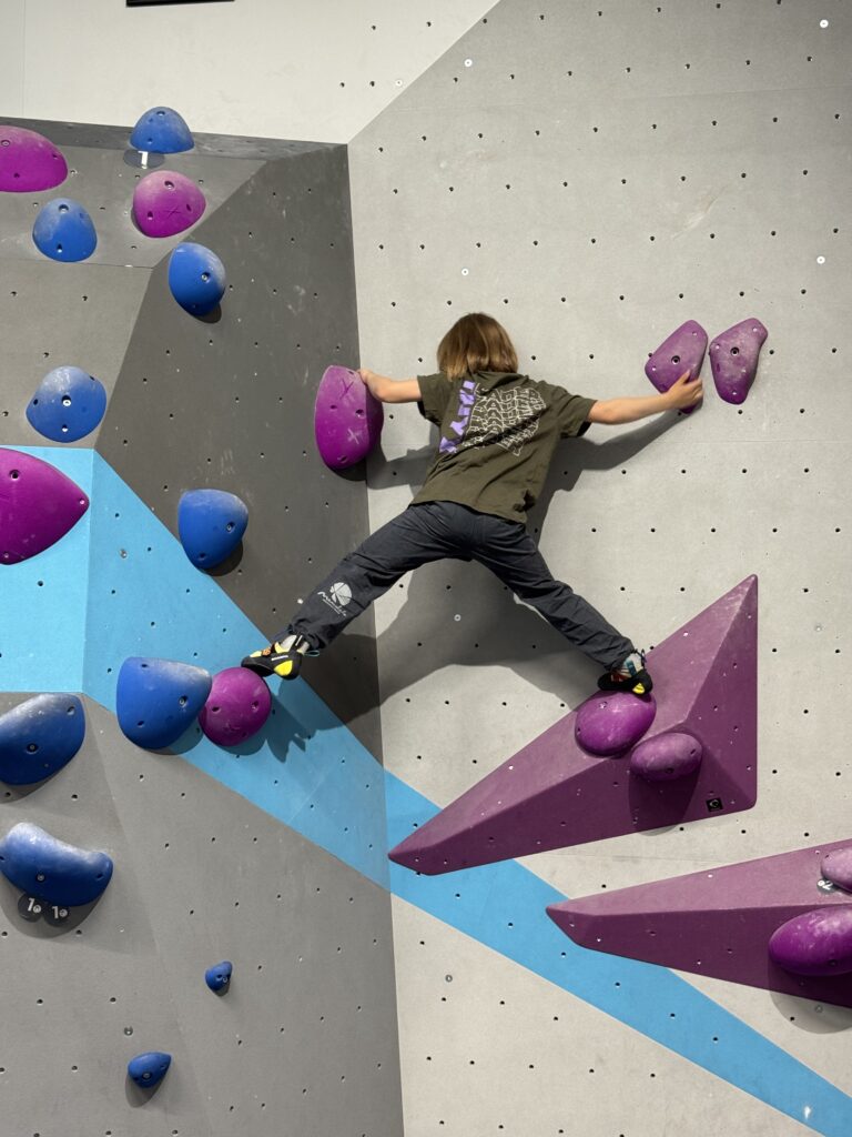 Bouldern mit Kindern in Hamburg. In der Boulderwelt eine schöne Zeit