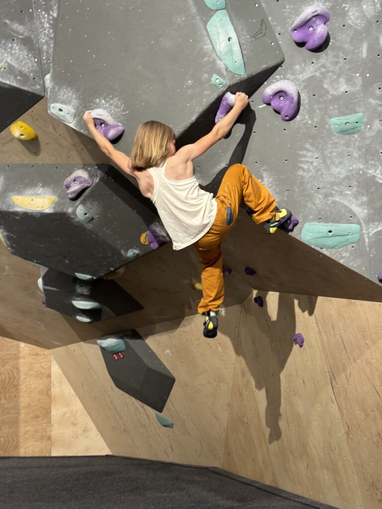 Gerade an Überhängen bieten die Scarpa Drago Kids guten Halt