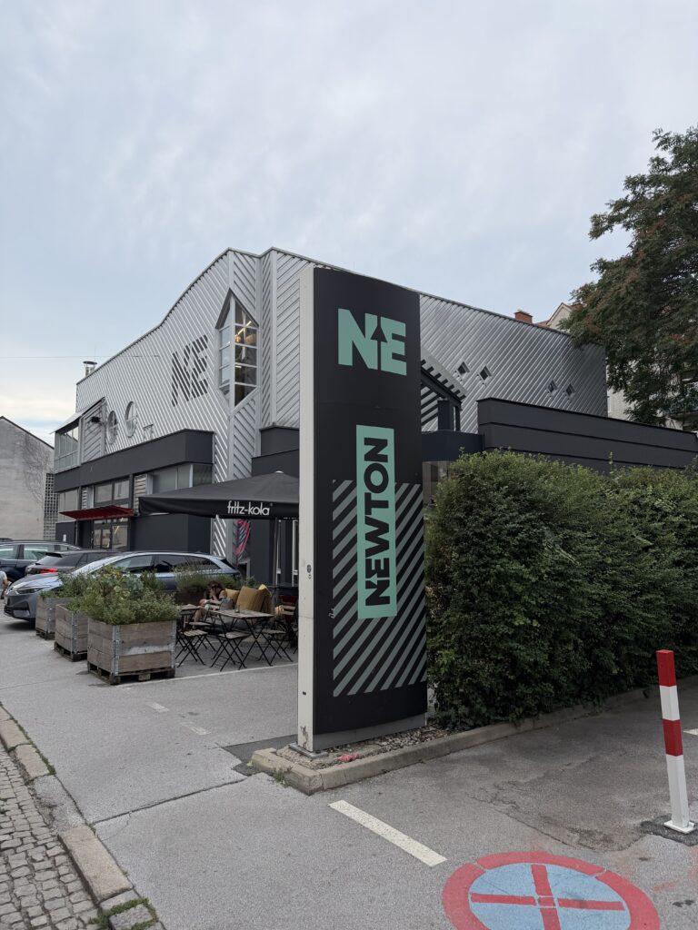 Newton - von Außen unscheinbar